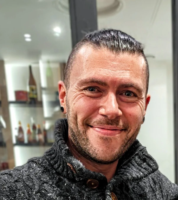 Portrait de Yann, artisan coutelier français